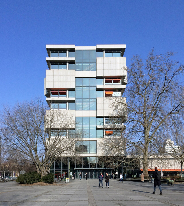 Algumas noções sobre o ensino de arquitetura e o exercício profissional na capital da Alemanha